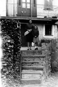 1961 - Tina & Graziella con catasta